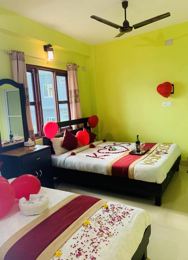 Hotel October Inn Pokhara Exterior foto